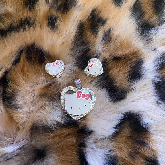 Hello Kitty pendant and earring set - Picture 7 of 7